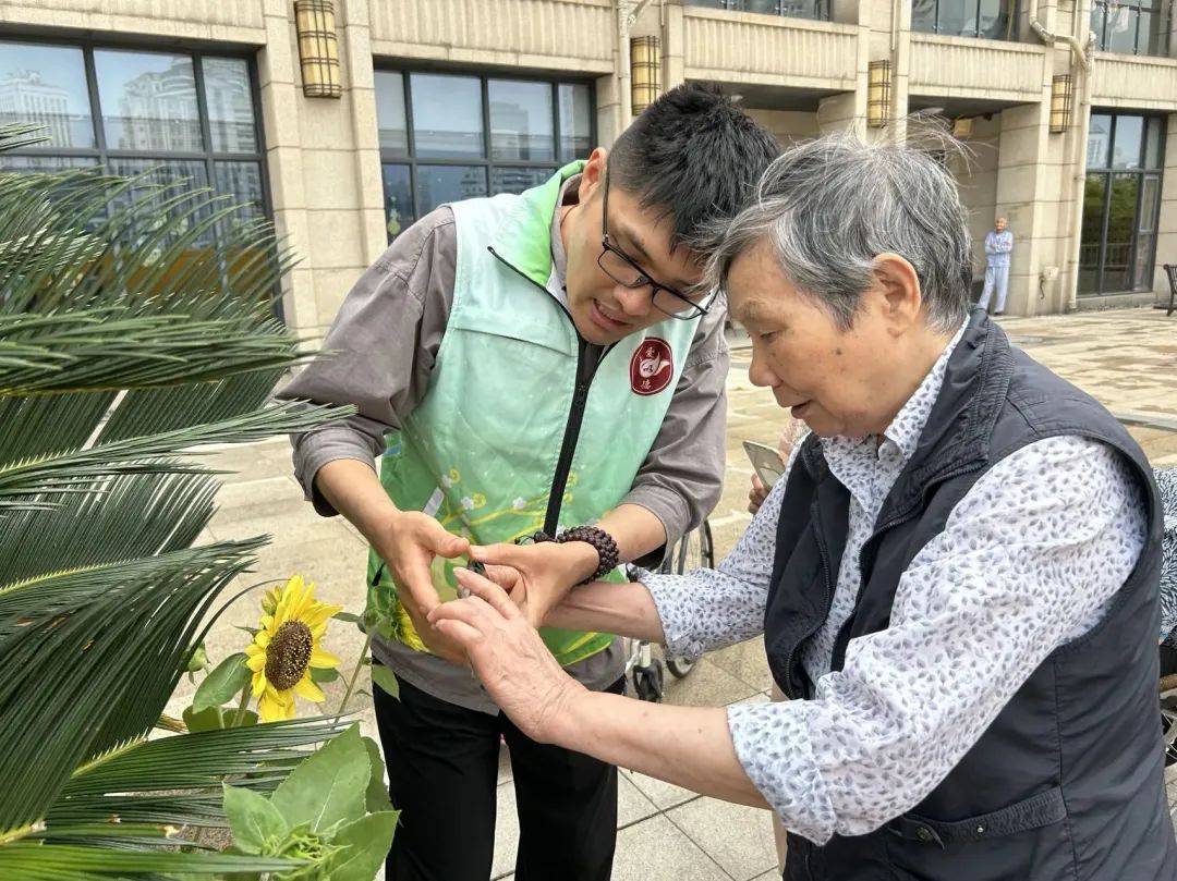 智能设备搬进168体育养老院 普陀持续助力老年人乐享幸福数字生活(图3)