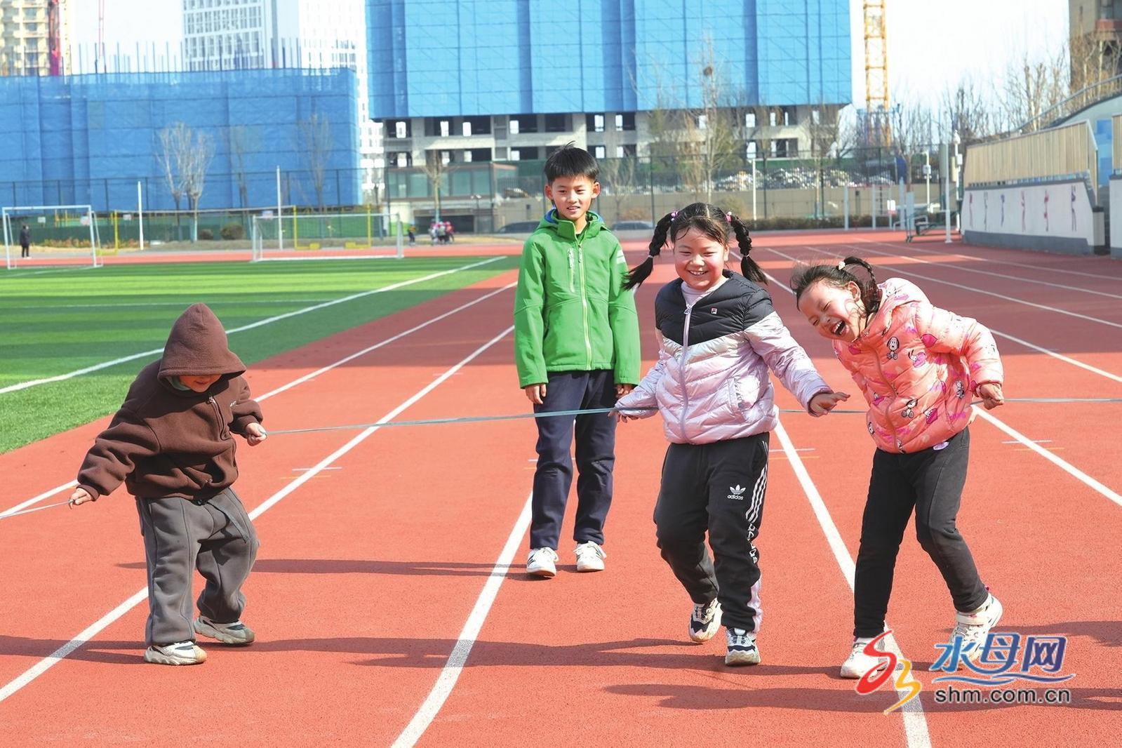 莱山区中小学体育场地设施面向社168体育会公众开放首日记者探访(图1)